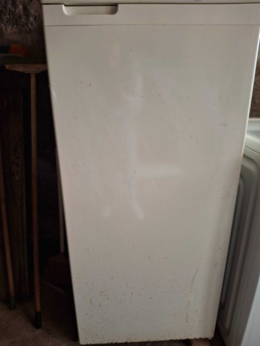 Arca frigorifica so com algumas manchas de ferruguem na porta