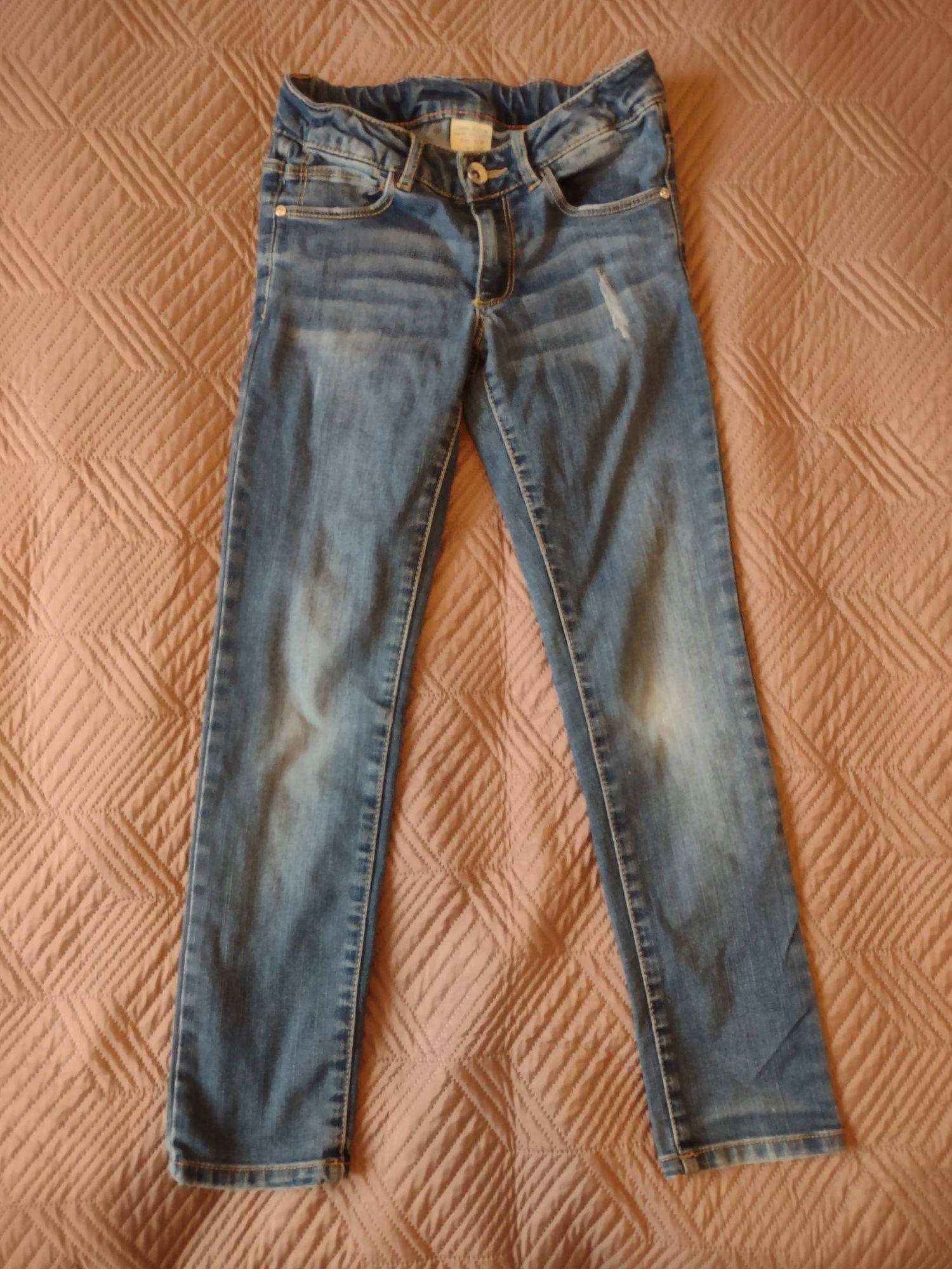 Niebieskie jeansy marki Zara 128