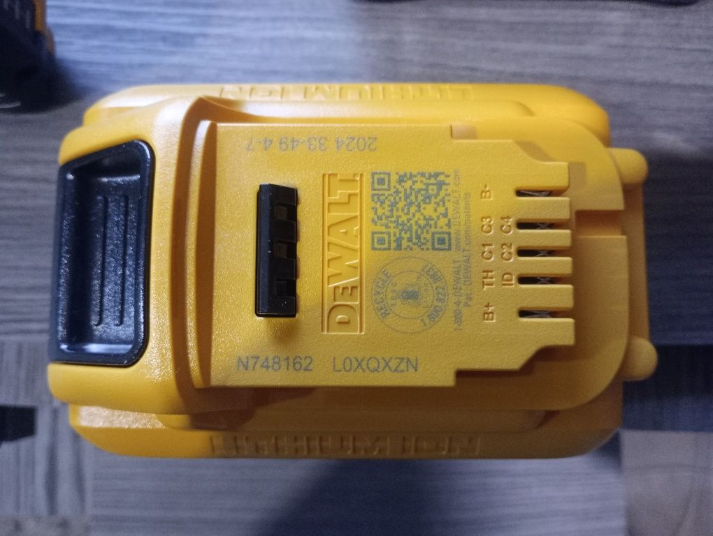 Dewalt DCB  зарядний пристрій 6ам та 4 ам акумулятори зарядка