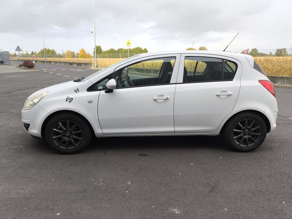 Opel Corsa D niski przebieg  2 komplety kół bezwypadkowa 2 włascicel