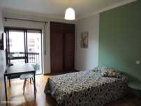 Quarto Rapazes Estudantes na Rua Miguel Torga, Leiria