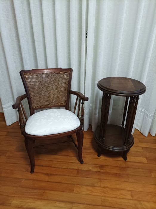Conjunto antigo restaurado. Cadeirão e mesa de apoio