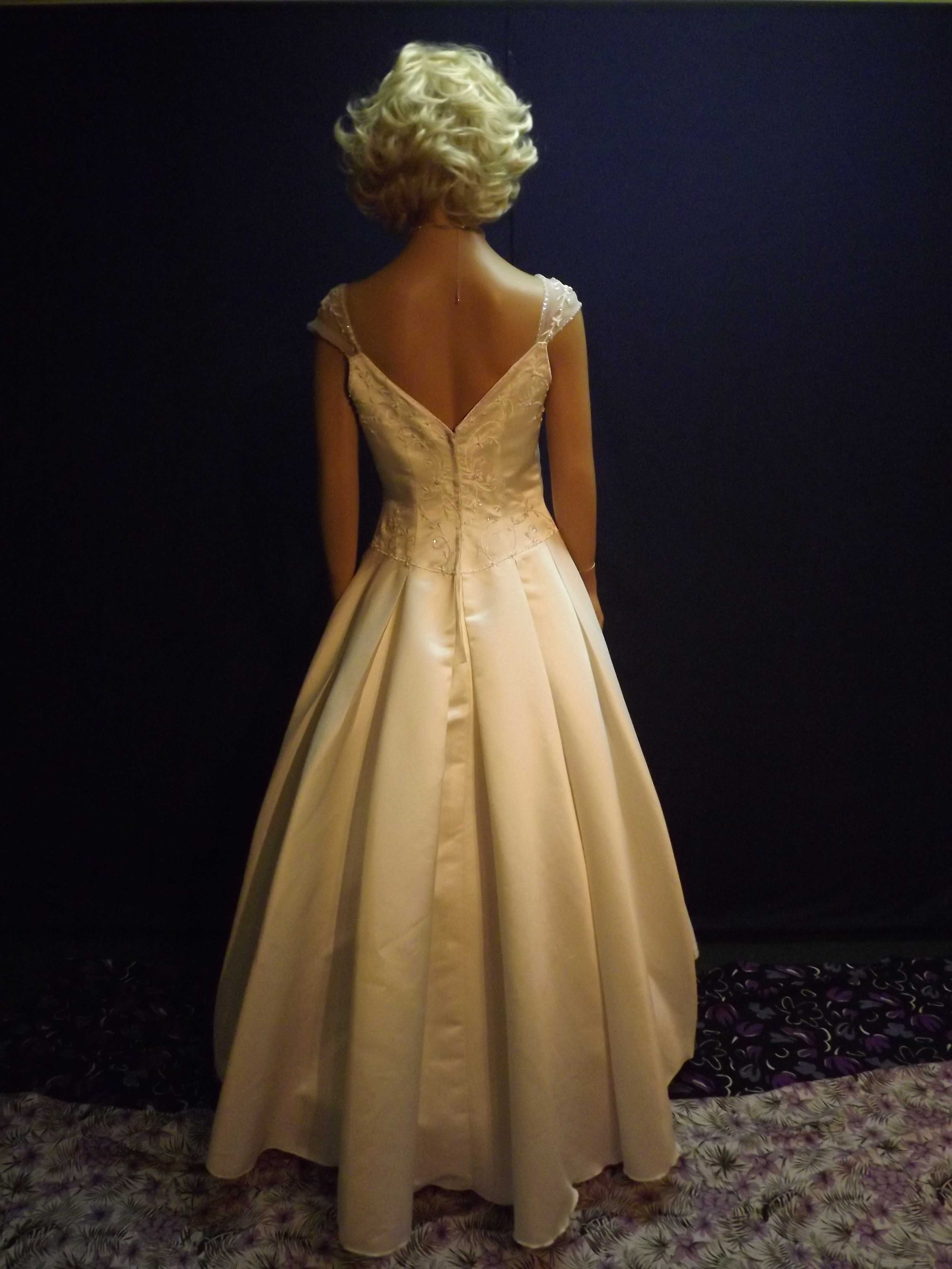 Sukienka ślubna z wycięciem na placach rozmiar 38-40
