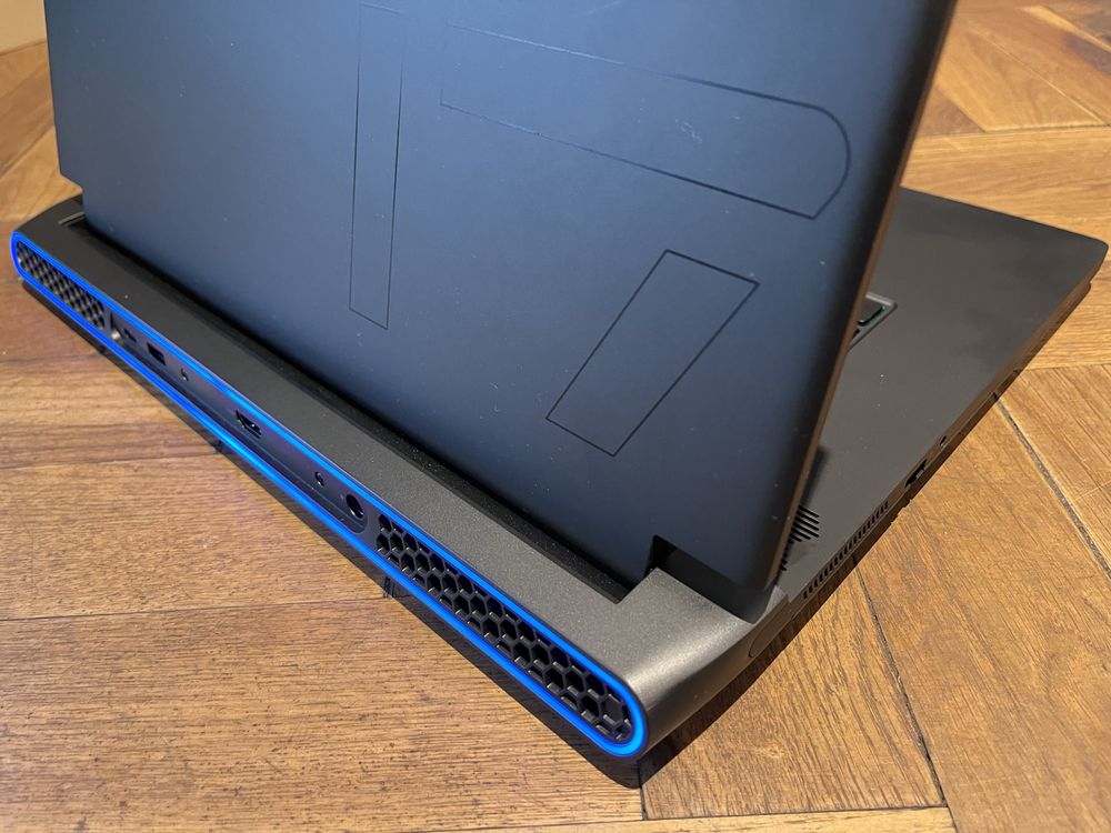 Alienware M17 R5 Ryzen 7/16gb ram/RTX3070Ti