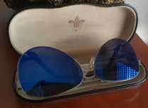 Oculos espelhados com caixa prateada