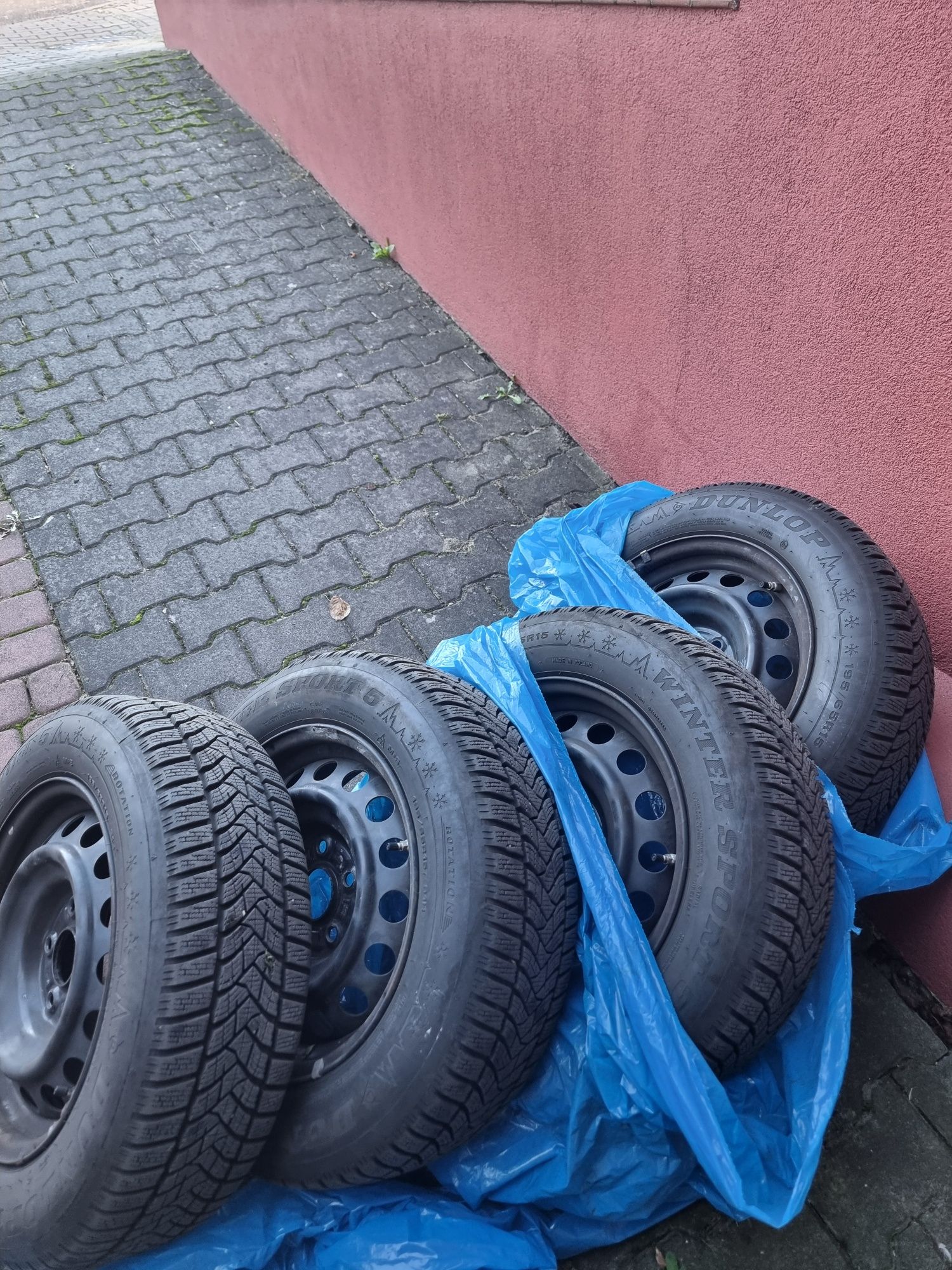 Opony zimowe firmy DUNLOP 195/65R15 z felgami stalowymi  stan bdb