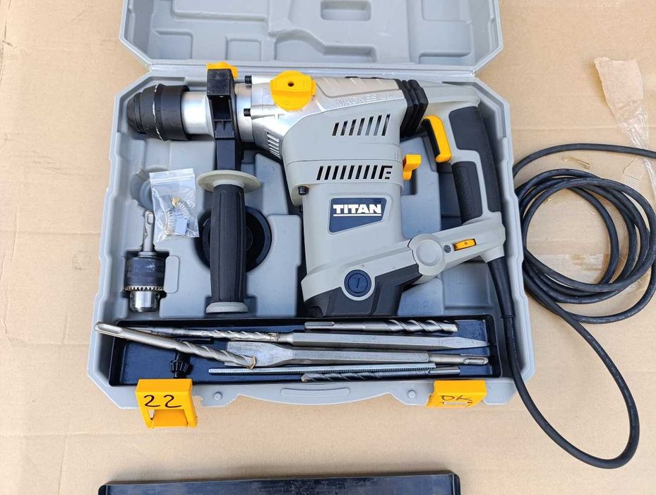 Młot udarowy wiercący Titan TTB653SDS 1500W 8J zestaw wiertła dłuta
