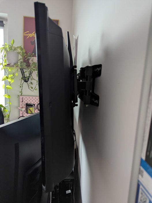Telewizor 32 cale FHD Toshiba z uchwytem ściennym