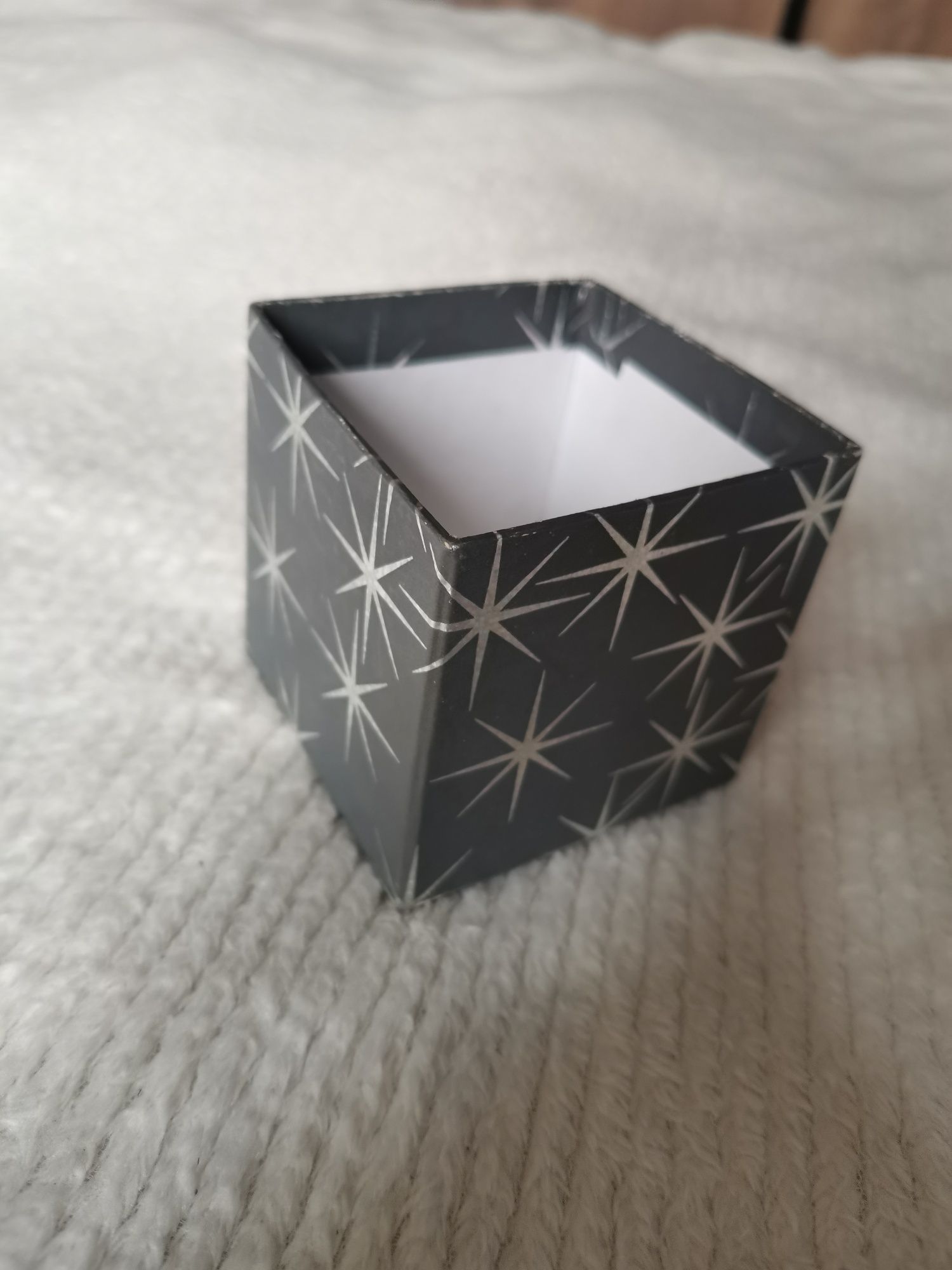 Pudełko pudełeczko przechowywanie kartonowe szare gwiazdki holo