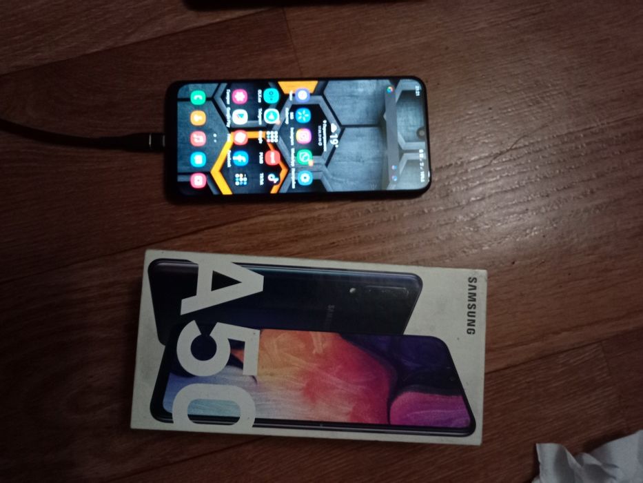 Продам Samsung a50 6/128 в хорошем состоянии