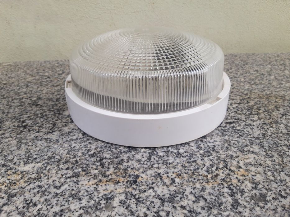 Candeeiros foco um branco e um verde