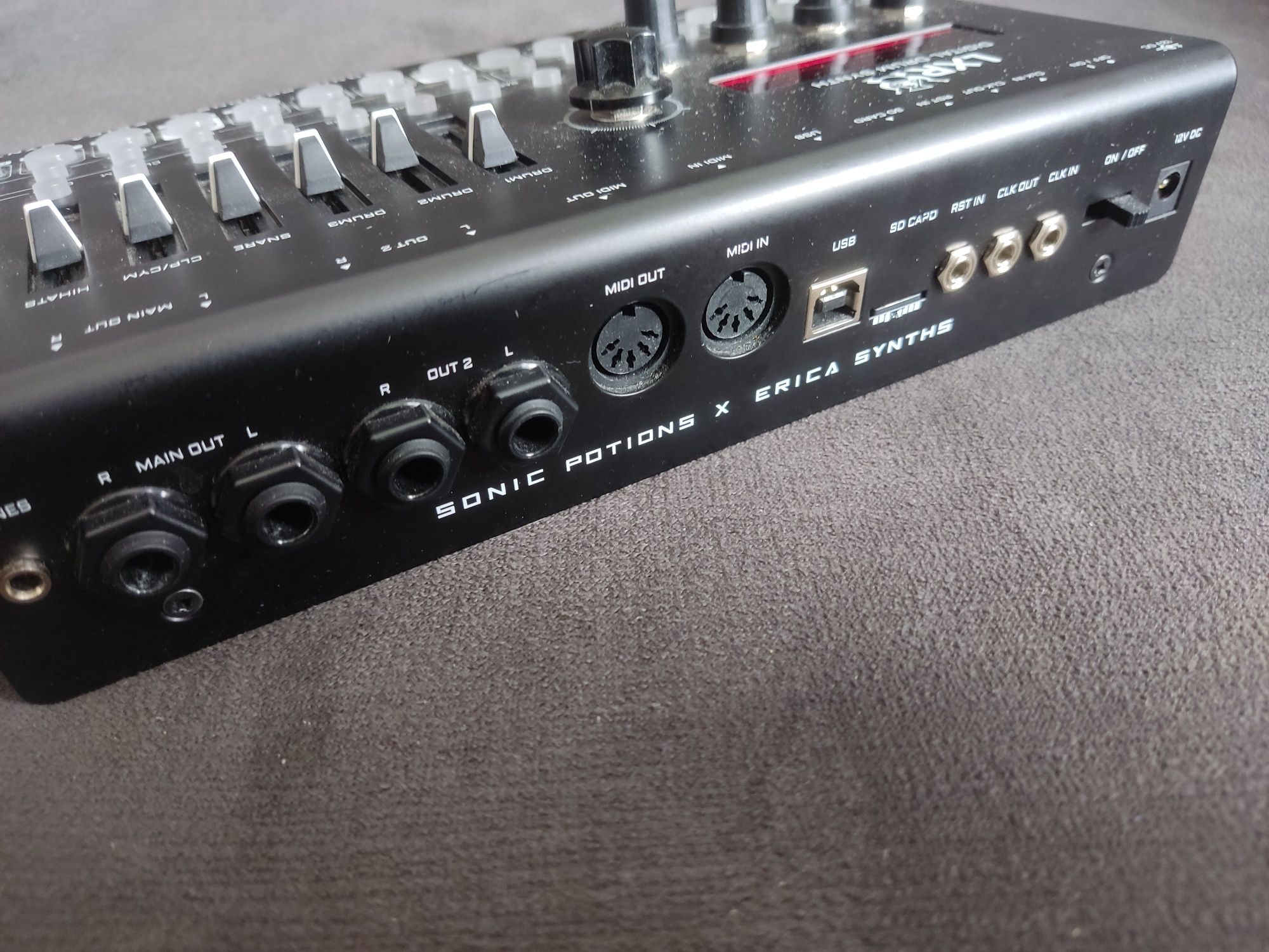 Erica Synths LXR-02 drum syntezator Roland korg