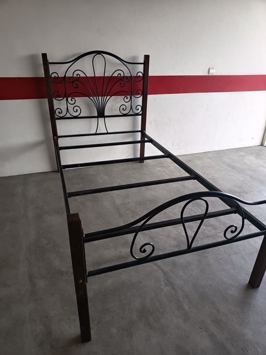Cama de ferro e madeira