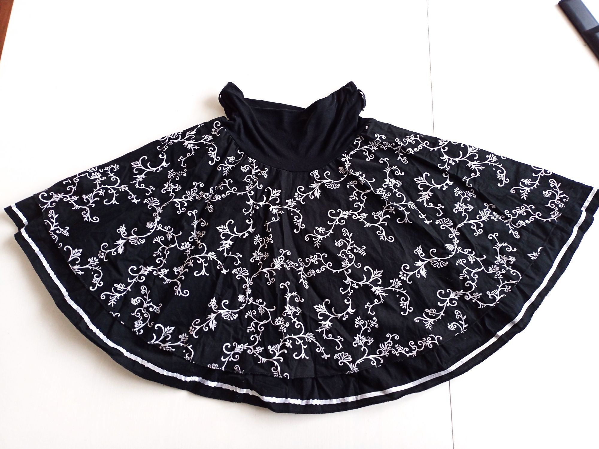 Spódnica rozkloszowana M/38 czarna w kwiatowy wzór #1397