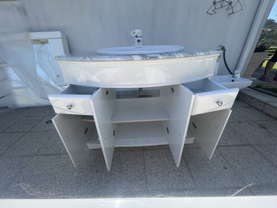 Mobilia para casa de banho, em muito bom estado