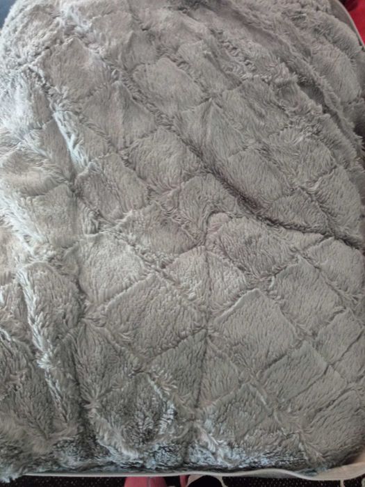 Edredão cinza em pêlo