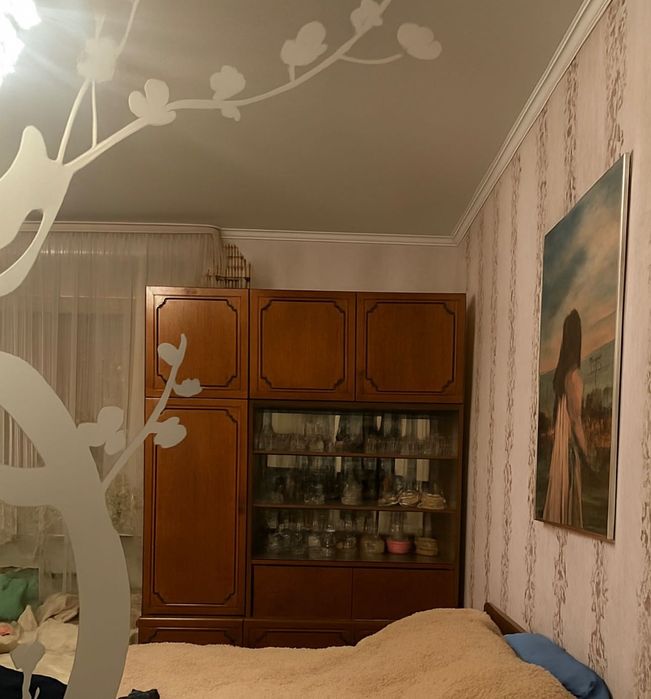 Зручний та просторий сервант