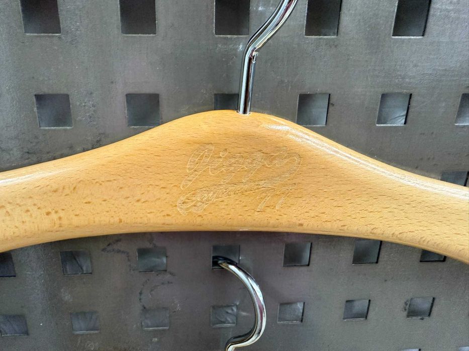 Wieszaki z drewna - idealne do sklepu.