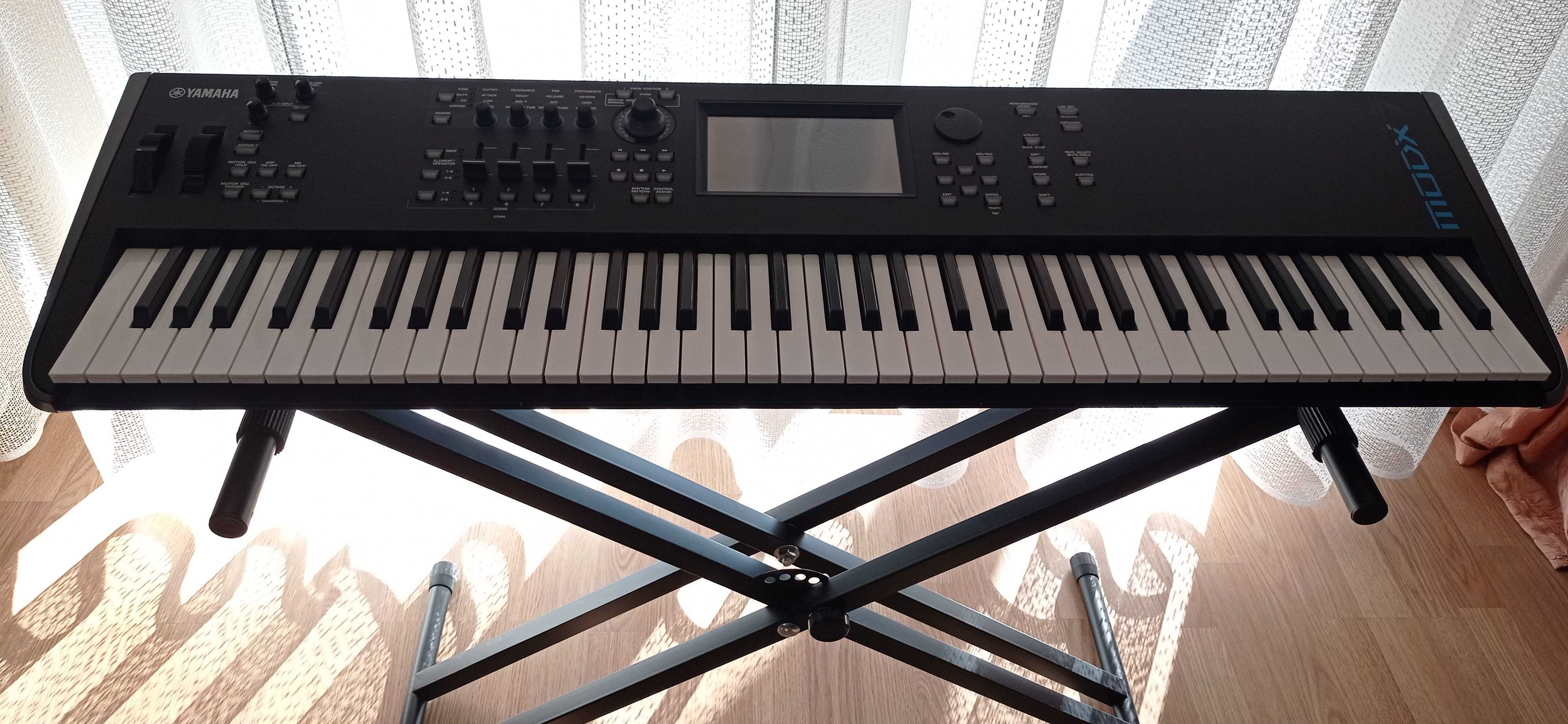 Yamaha MODX7 + dodatki: Olszak Pack, kufer, statyw,
