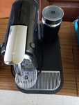 Máquina de café Nespresso Citiz & milk com avaria (fuga de água)