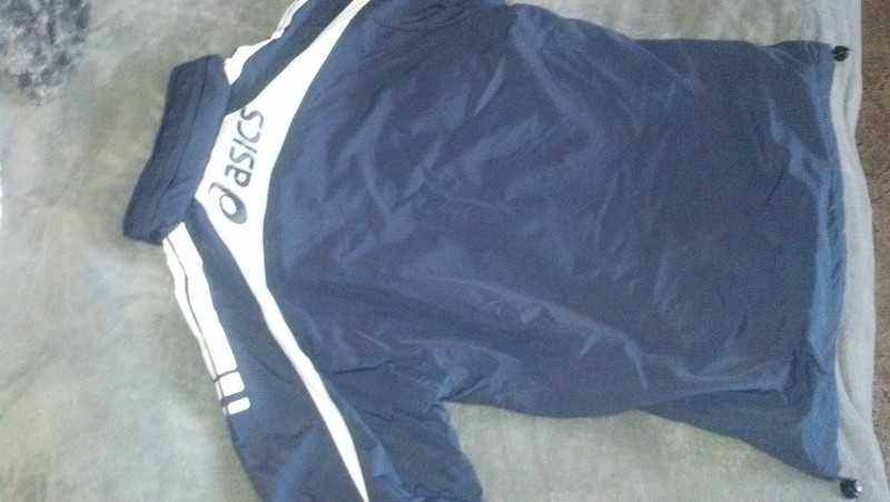 Kurtka Asics z z włoskiej kolekcji Team Line