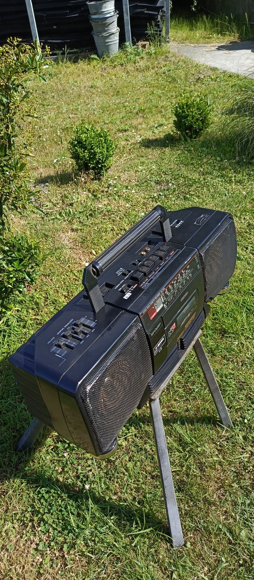 Porządny duży i ciężki radioodtwarzacz kasetowy SHARP.