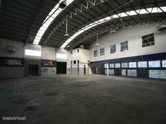 Armazém com 1200 m2 Zona Industrial do Porto