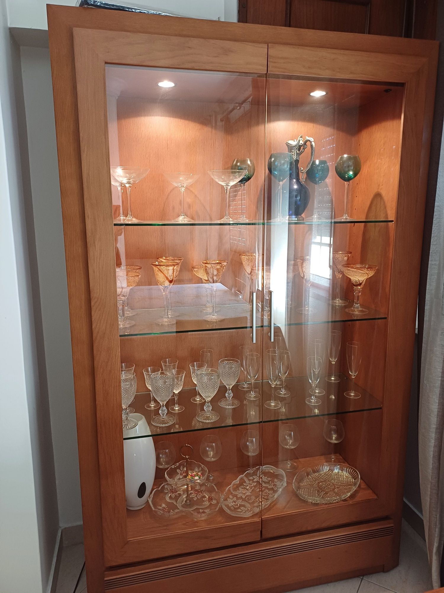 Aparador,  mesa extensível  6 cadeiras, Vitrine, móveis TV