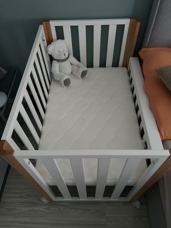Drewniane łóżeczko dziecięce 2 w 1  -dostawka (praktycznie nowe)