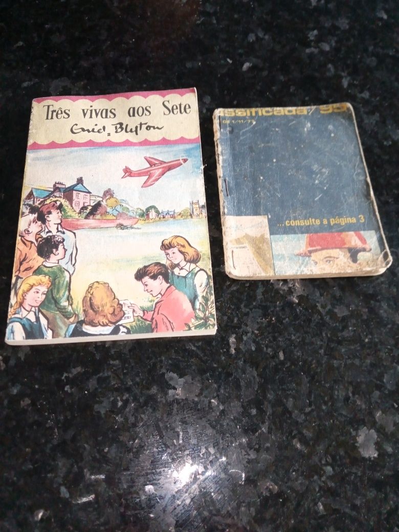 Dois livros vintage.