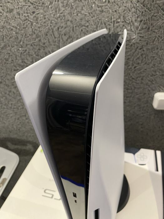 PlayStation 5(два геймпади-оригінальні)