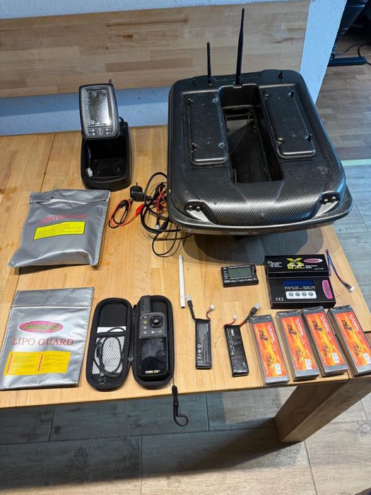 Łódka zanętowa z echosondą, autopilotem i torbą