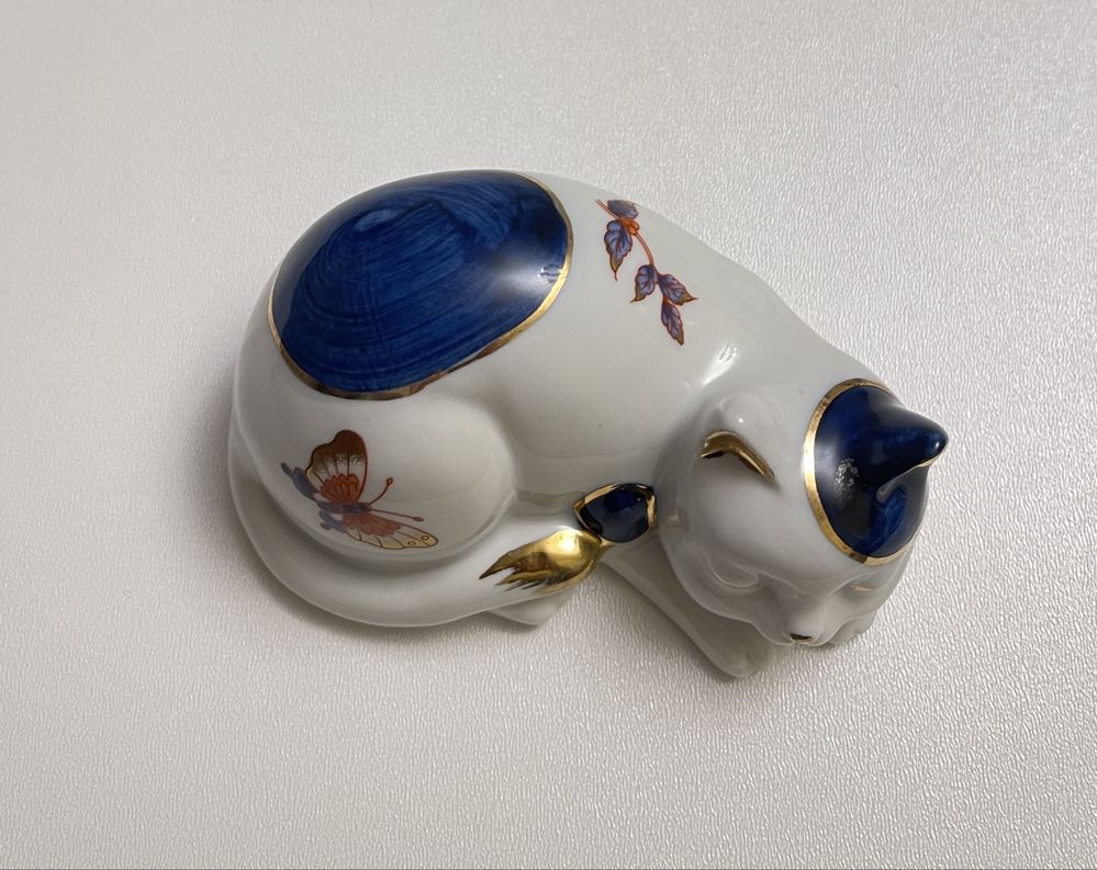 Stara figurka porcelanowa vintage śpiący kot