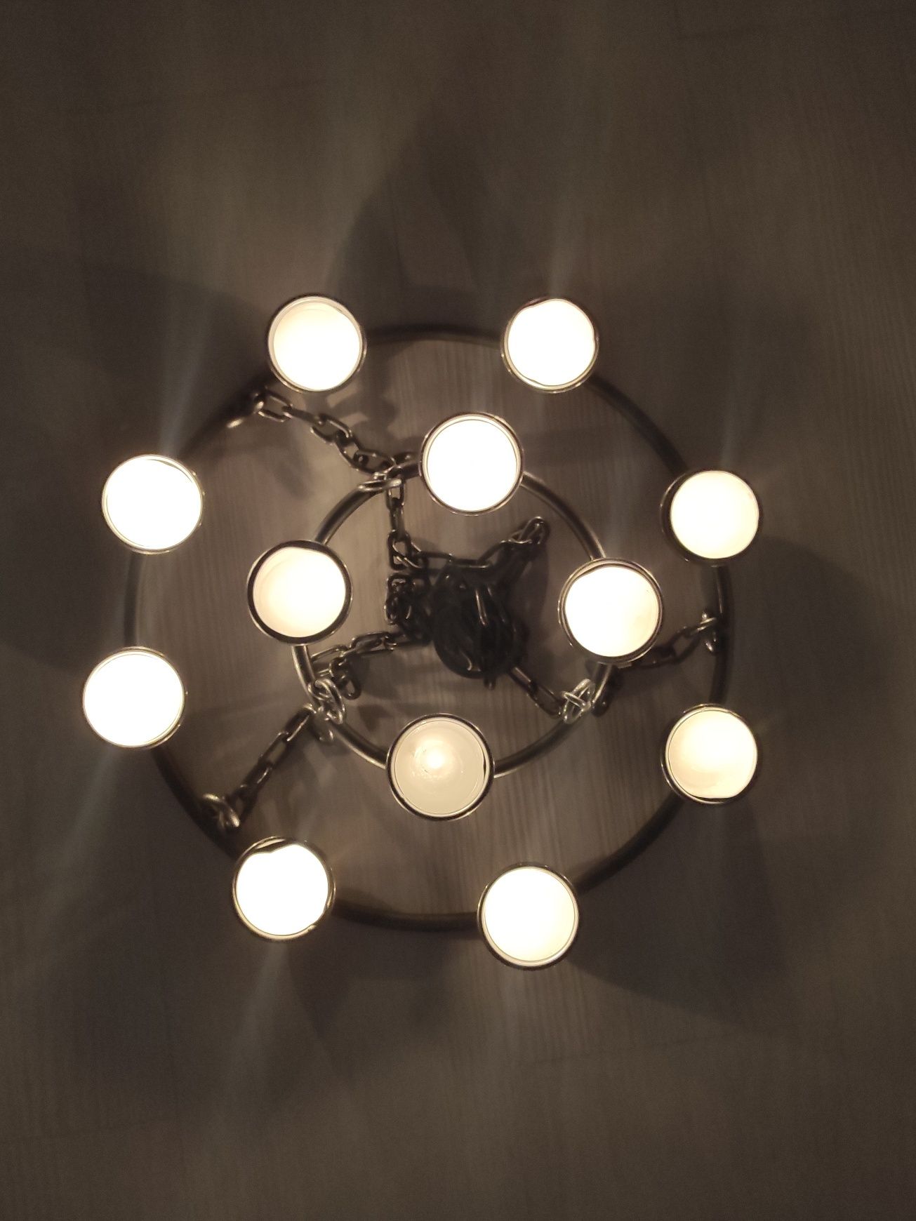 Okrągły świecznik metalowy na 12 świeczek typu tealight