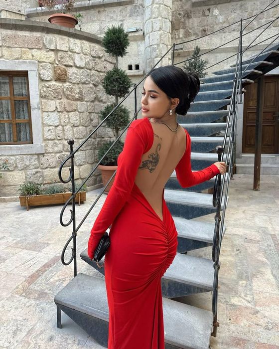 Сукня з відкритою спиною!