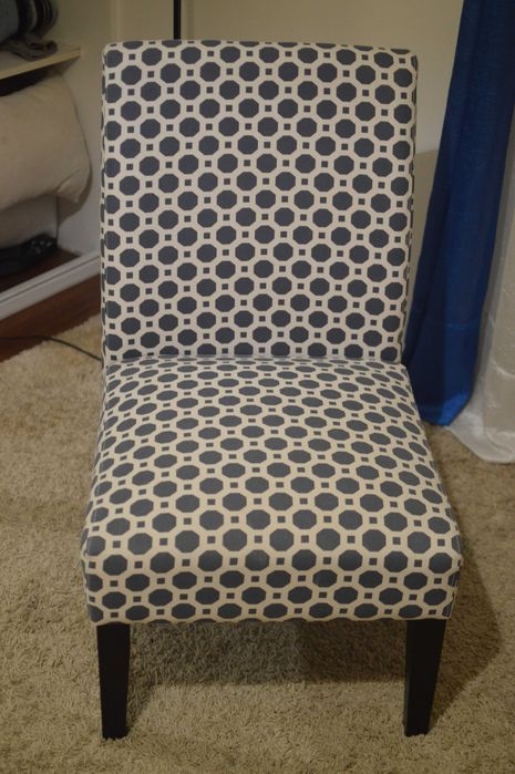 Cadeirão em tecido com estampado azul e branco