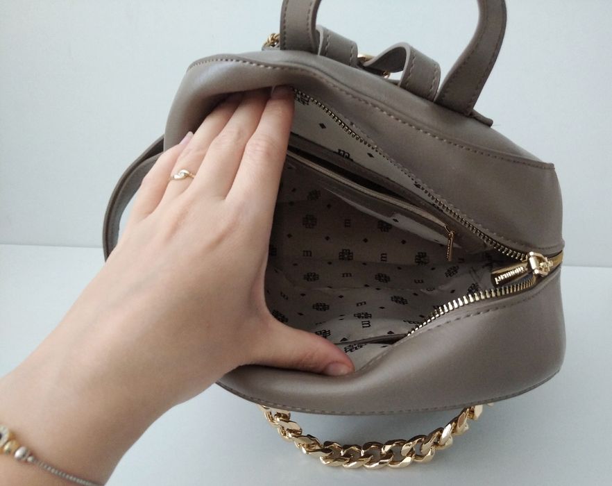 Plecak Monnari szaro- beżowy ze złotym łańcuchem