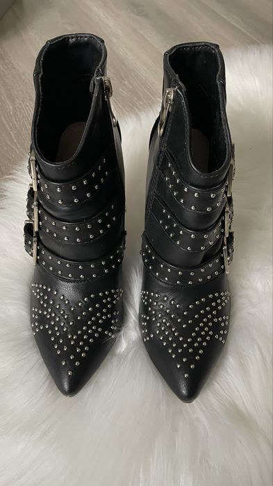 Черевики ботільйони на шпильці