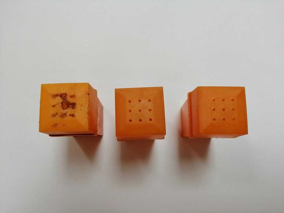 Trzy pojemniczki na przyprawy z okresu PRL. Imbir Cynamon Goździki.