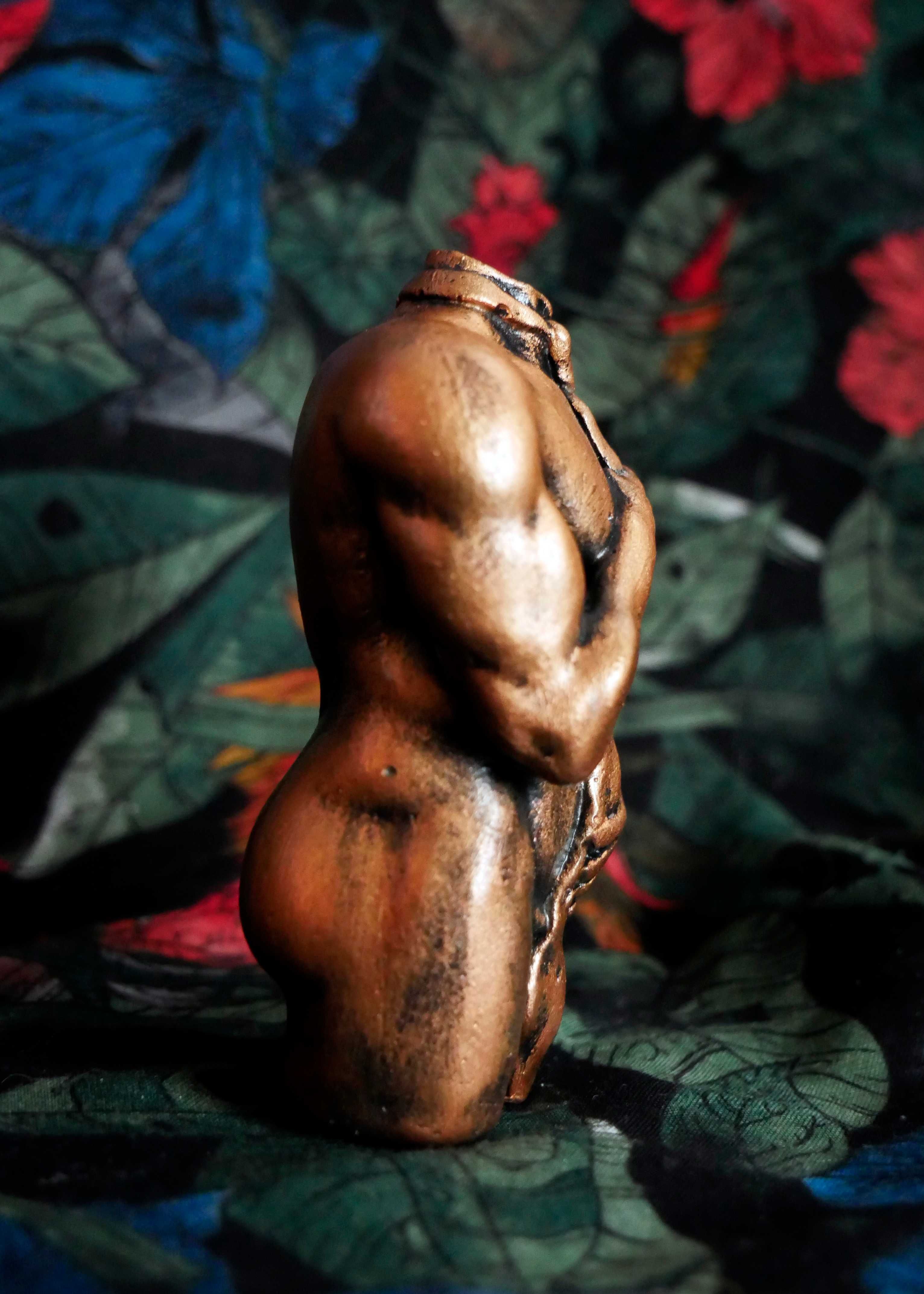 Rzeźba z gipsu figurka mężczyzny w krawacie wys. 8,5 cm