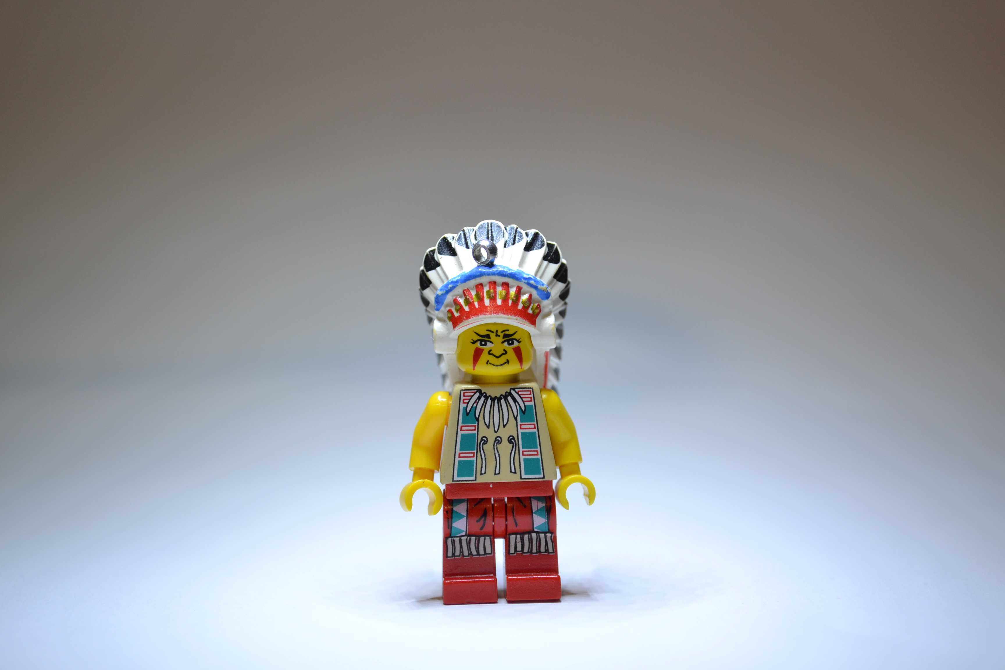 Minifigurka LEGO Indian Chief - lego logo on back