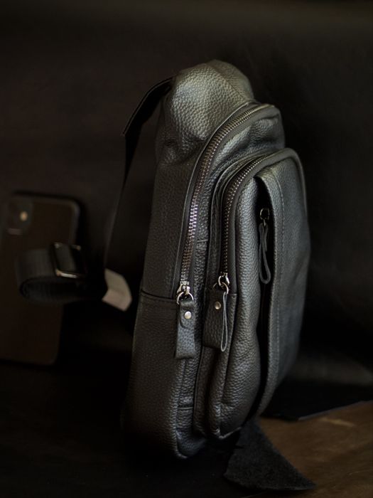 Сумка на грудь чоловіча шкіряна. Мужская кожаная сумка слинг / бананка
