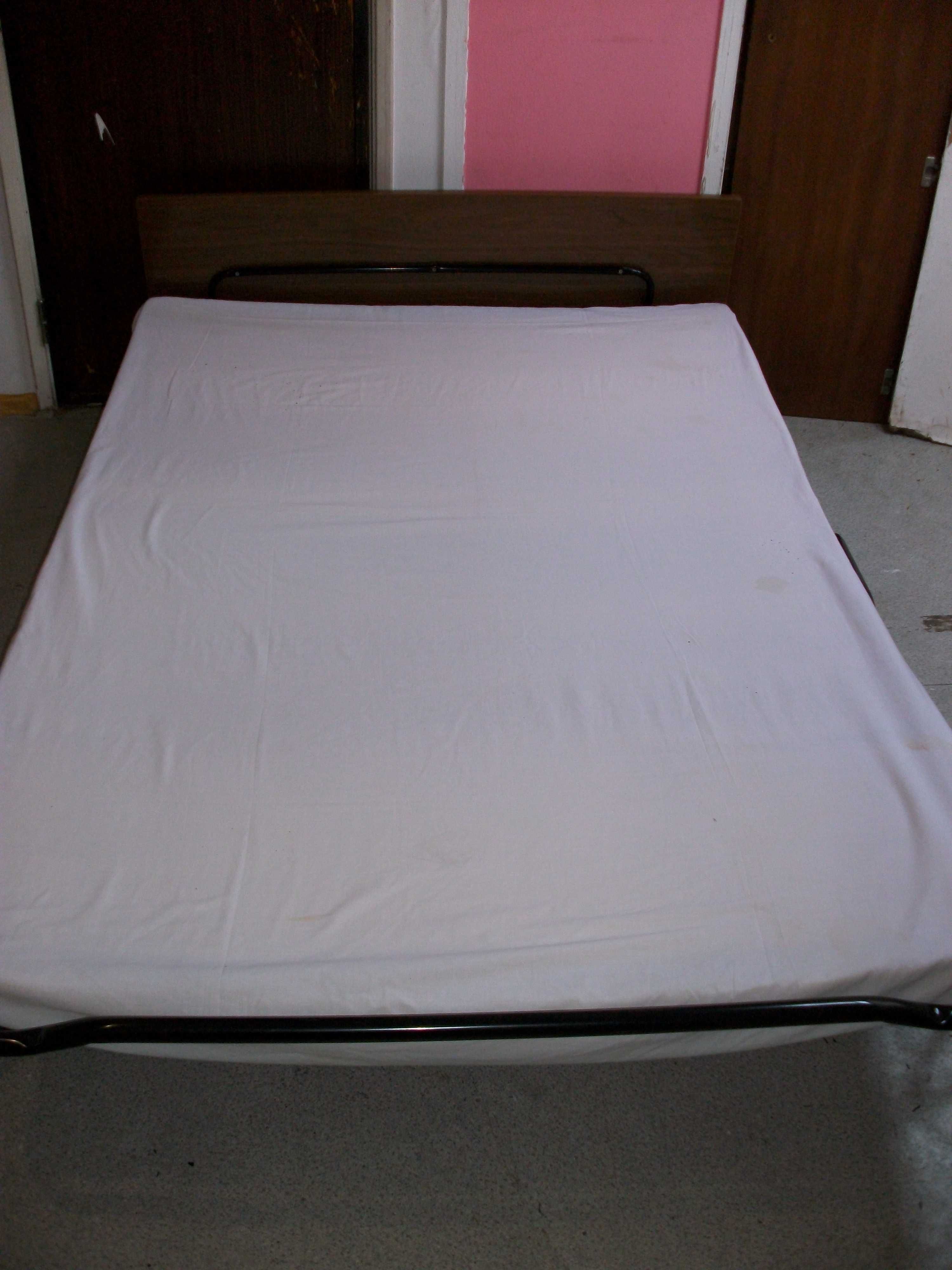 Cama articulada Casal Hóspedes 1,83cm x 1,20cm.