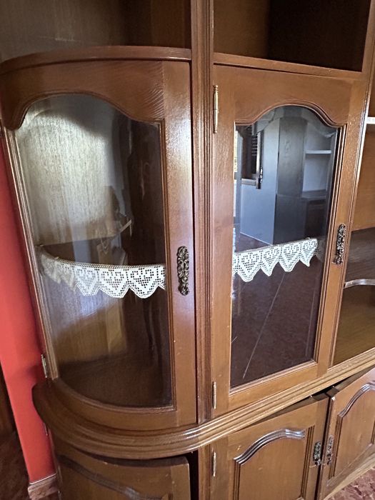 Movél de sala cristaleira em madeira