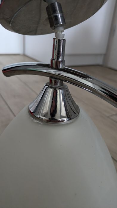 Lampa wisząca z mlecznym kloszem