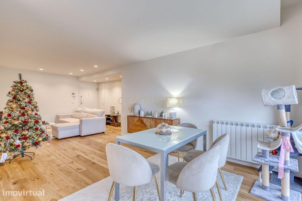 T2 Semi-Novo com varanda na Madalena