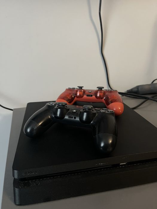 Sprzedam ps4 w zestwie kamerka i dwa pady + gry  p