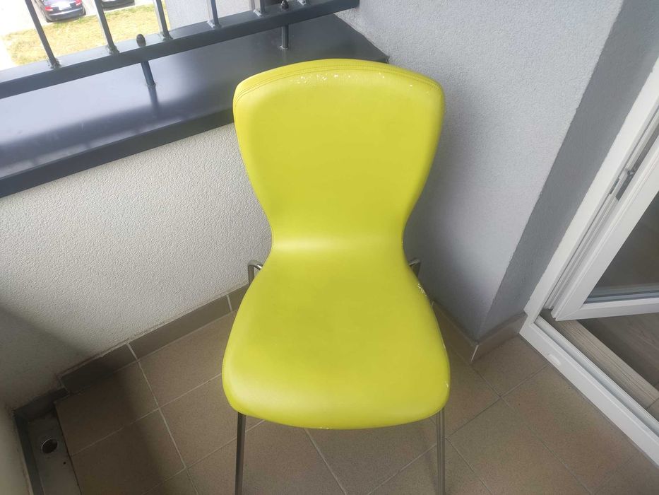 Krzesło wygodne i zadbane. stabilnie stoi