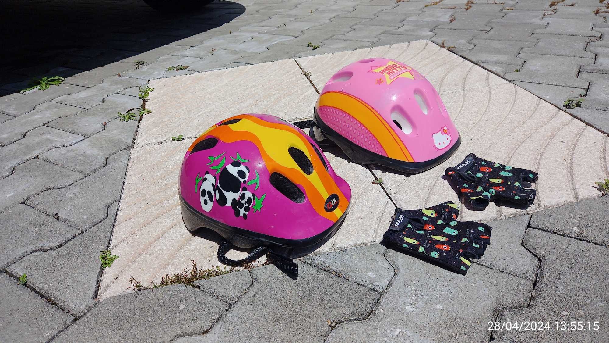 2 capacetes de bicicleta e 1 par de luvas