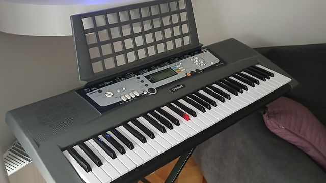 Keyboard Yamaha z podświetlaną, dynamiczną klawiaturą, MIDI komplet